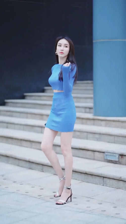 街拍小姐姐这身材少有,穿蓝色套装包臀裙,勒出性感小蛮腰