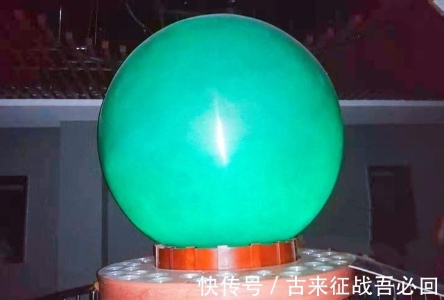 夜明珠@男子承包矿山挖出重6吨夜明珠,估值26亿卖不掉,放在公园成路灯