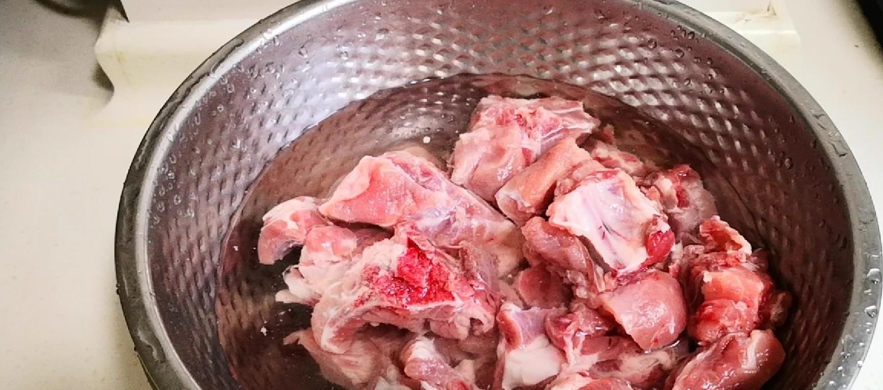 洗排骨时，只用清水洗就错了，教你正确做法，不腥不柴浮沫都少