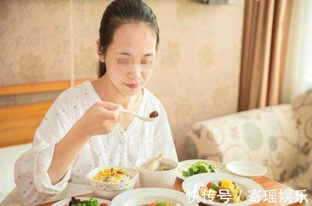 食物|宝妈在哺乳期间,要少吃3种食物,越吃奶越少还容易引发回奶