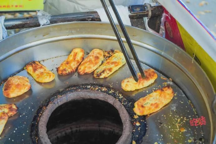 卖出|1天卖出1400个烧饼！这家“无名”烧饼摊凭什么这么火？