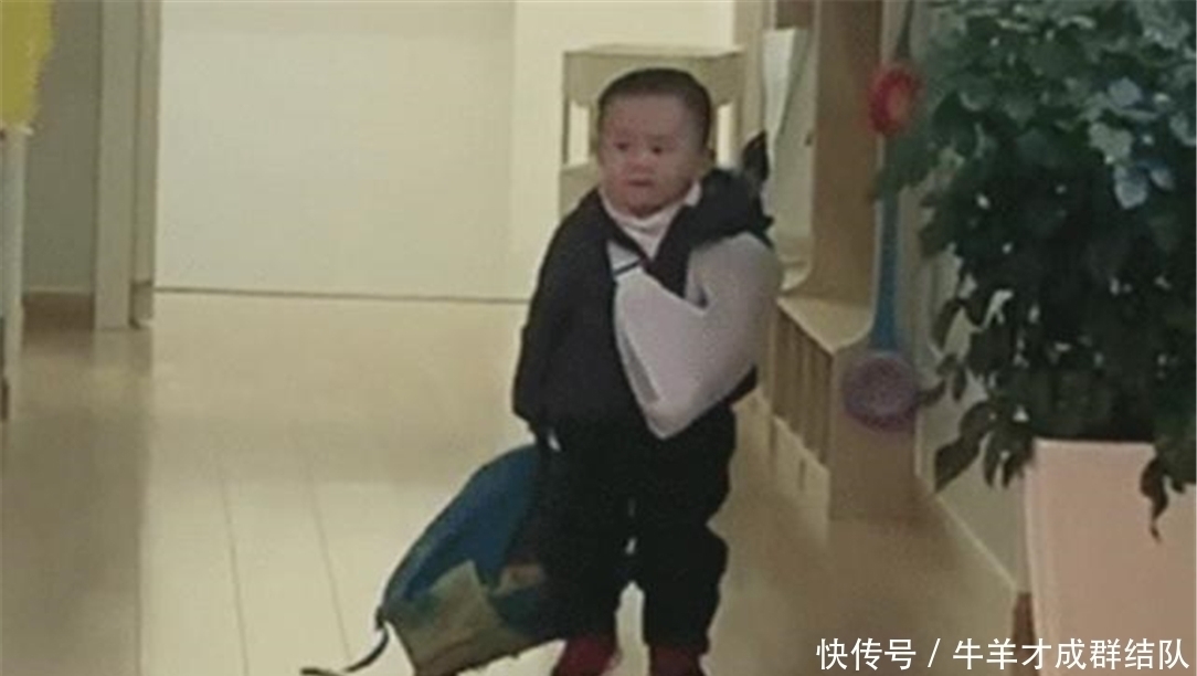 一手|宝宝“带伤”上幼儿园走红,一手打石膏一手拎书包,网友:太霸气