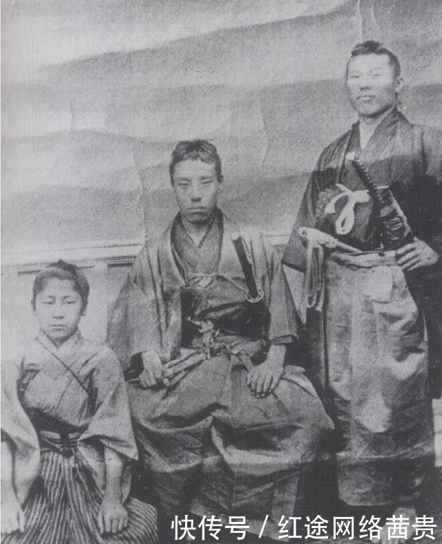 法皇|甘当花瓶的明仁天皇,用生前退位给自己奠定了历史地位