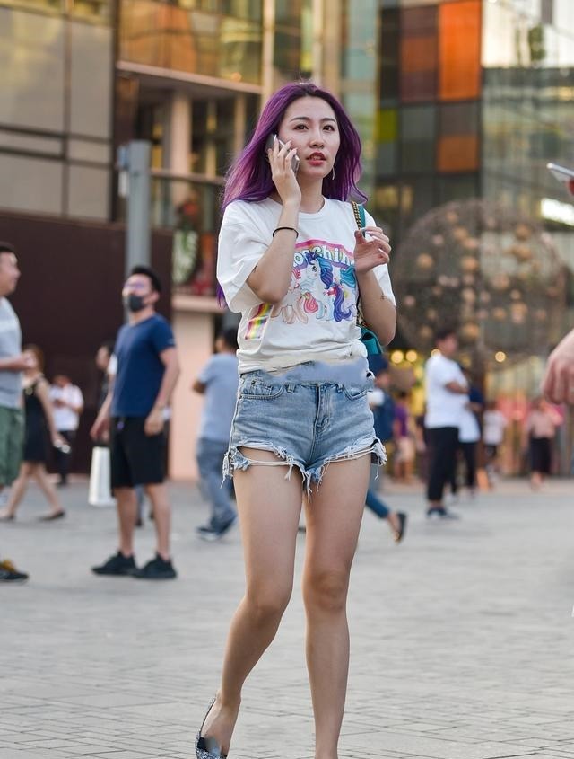 潮流感 常见的白T恤搭配牛仔短裤,也能穿出潮流感,风格独特!