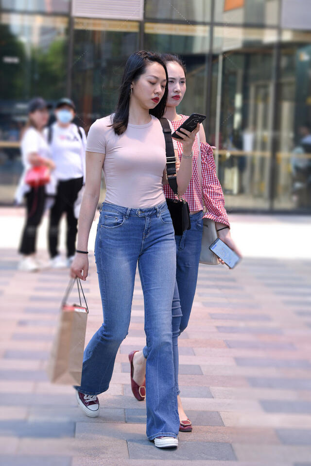 打底衫|街拍：身材好就是任性,休闲“微喇裤”搭配打底衫,照样时尚有魅力!