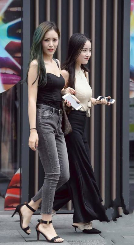 清纯|街拍:美女充满小女人清纯俏皮的搭配风格
