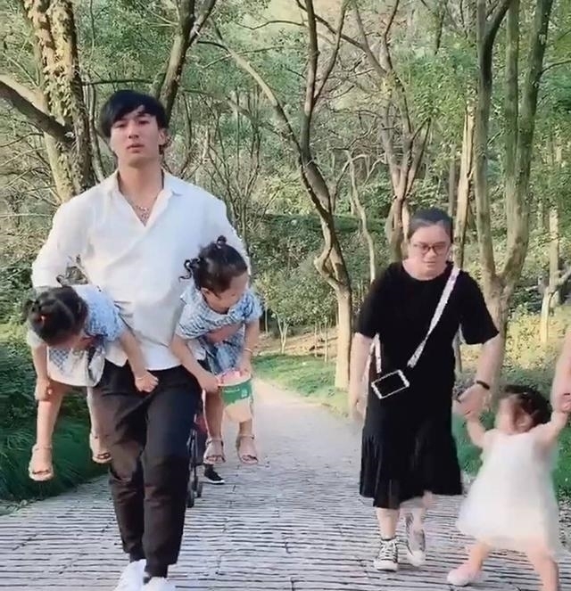 抱抱|舅舅带俩外甥女逛动物园,两娃喊累求抱抱,舅舅生无可恋笑翻网友