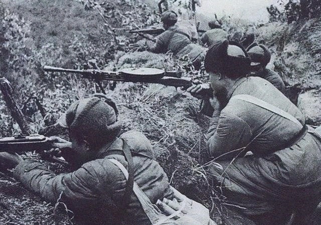 彭德怀|抗美援朝第一仗，彭德怀抢过电话：吃上肉包子没有？邓岳：吃撑了