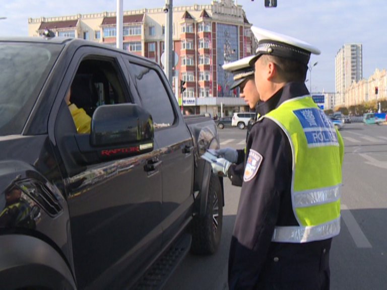 富锦市交警大队开展道路交通秩序整治行动