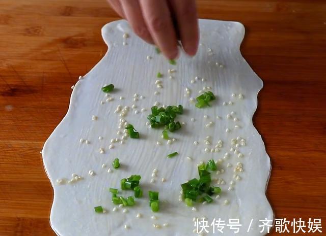 保鲜膜|葱油饼有诀窍,香酥掉渣,葱香十足,一层比一层香,天天吃都不腻