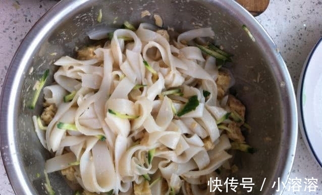 面筋|学着婆婆的方法做凉皮,没想到第一次就成功了,太简单了吧