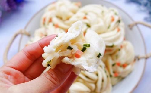 花生油|早起10分钟，做2笼小花卷，咸香柔软，搞定全家早餐主食