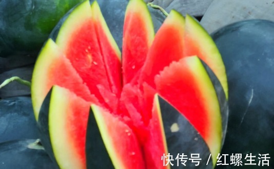 西瓜|西瓜甜不甜，内行人都看这里，一挑一个准，瓜农的方法简单又实用