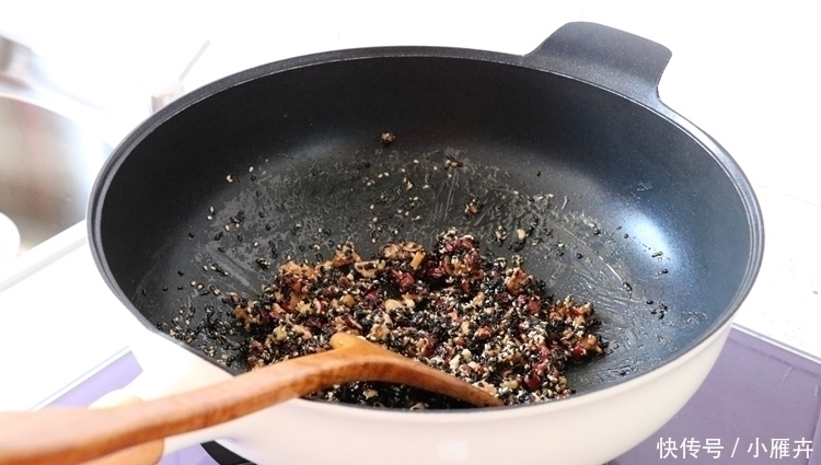 赤砂糖|它是“穷人的阿胶”,一斤十几块钱,隔三差五吃,气血两旺显年轻