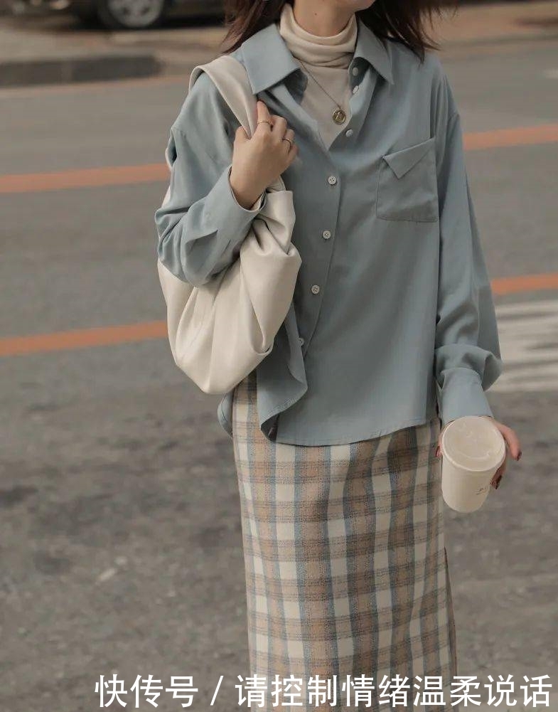 2021年第一套绝美气质穿搭:丝绒裙+毛衣!!!