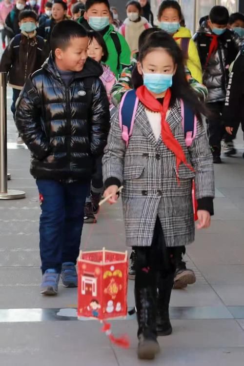 新学期开学报到，扬州这所学校学生手提花灯成校园“网红”