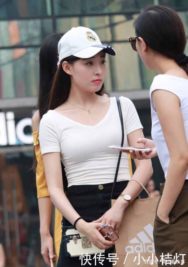 白色上衣|时尚穿搭白色上衣搭配黑色短裙，简单好看