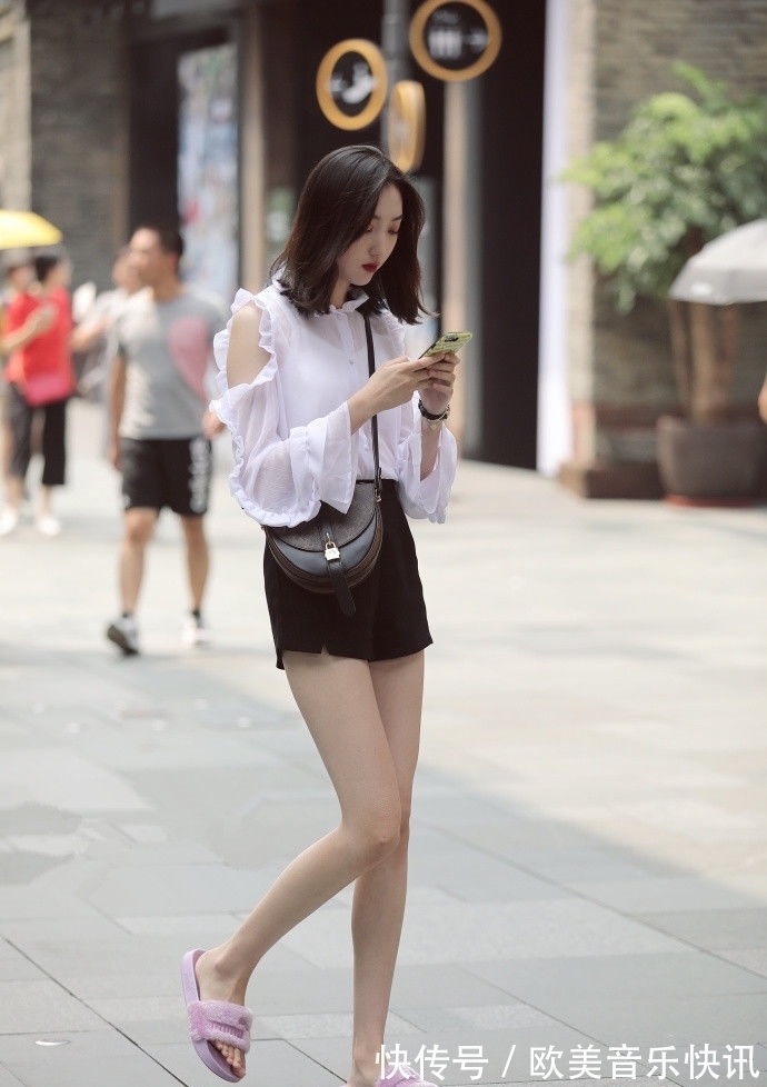 暑假怎么穿,热裤配拖鞋