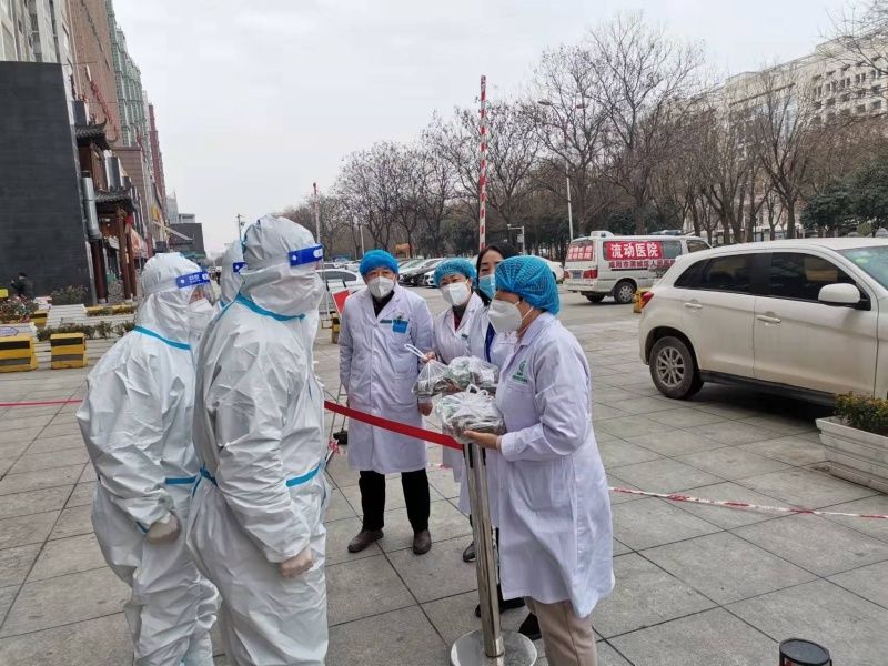 工作人员|渭城区医疗救治组为密接群众和一线防疫工作人员送中药汤包