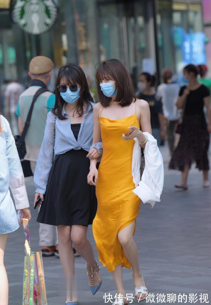 穿搭|美女年纪轻轻就“黄袍加身”,路人的目光都要被吸走了