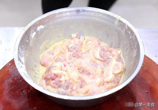 小酥肉怎么做才好吃？原来腌制和油温是关键，厨师长教你正确做法