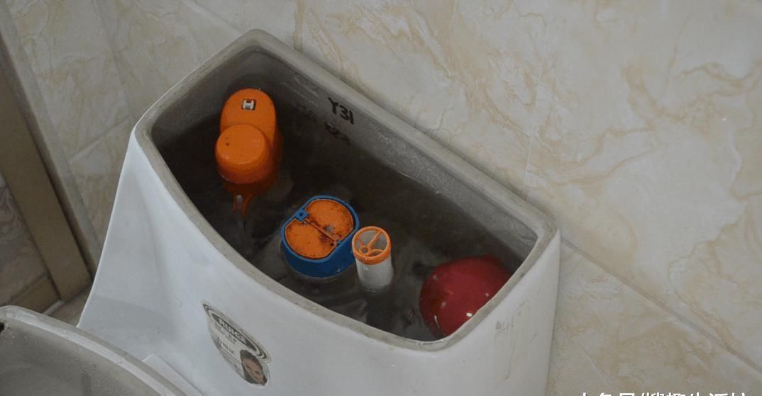 把气球放在马桶里面, 能解决家家户户都困扰的难题, 简直太实用了