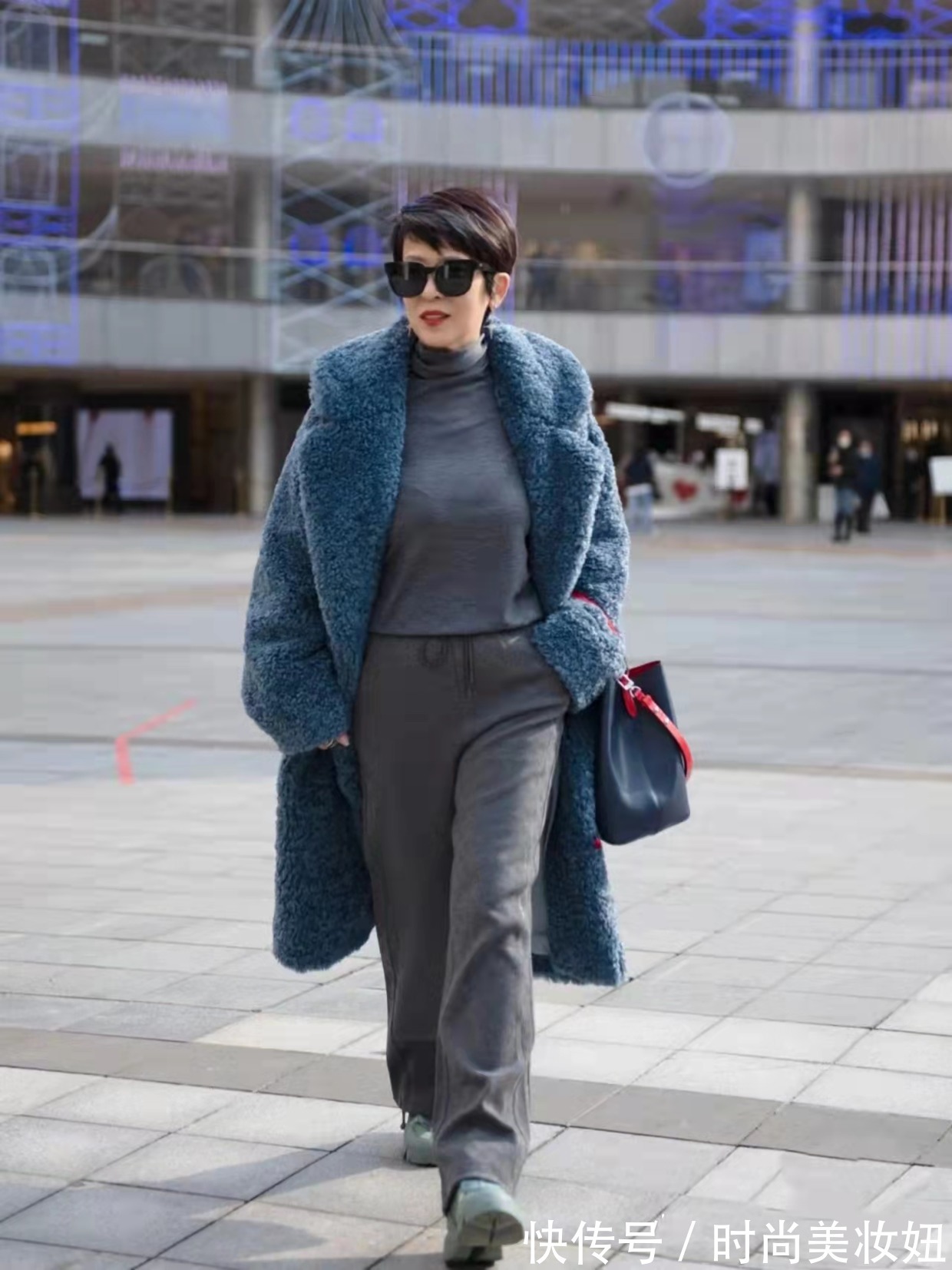 穿搭|被这位60岁奶奶惊艳了,穿羊羔绒外套洋气减龄,年轻10岁不止