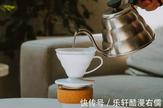 原木色|做手冲咖啡前，为什么要冲洗咖啡滤纸