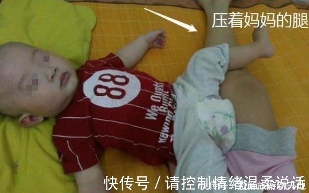 带娃|带娃睡觉总被“踢醒”,宝宝睡觉喜欢“来回滚”,原因让妈妈感动