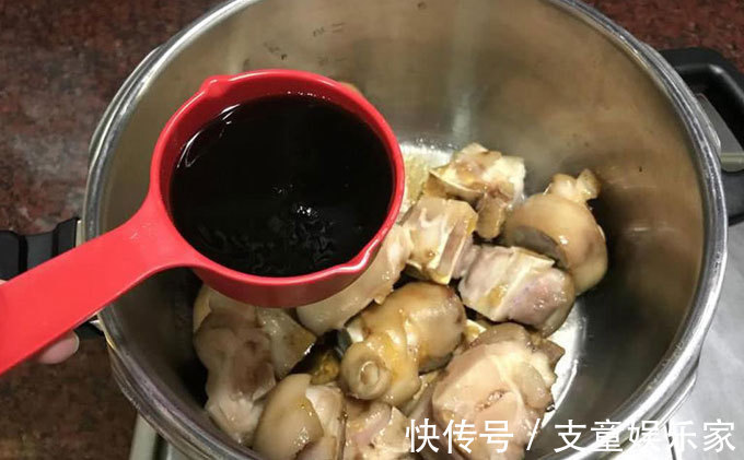 酥软|猪脚这样做全家老少皆宜，口感酥软，女性多吃可以滋补养颜