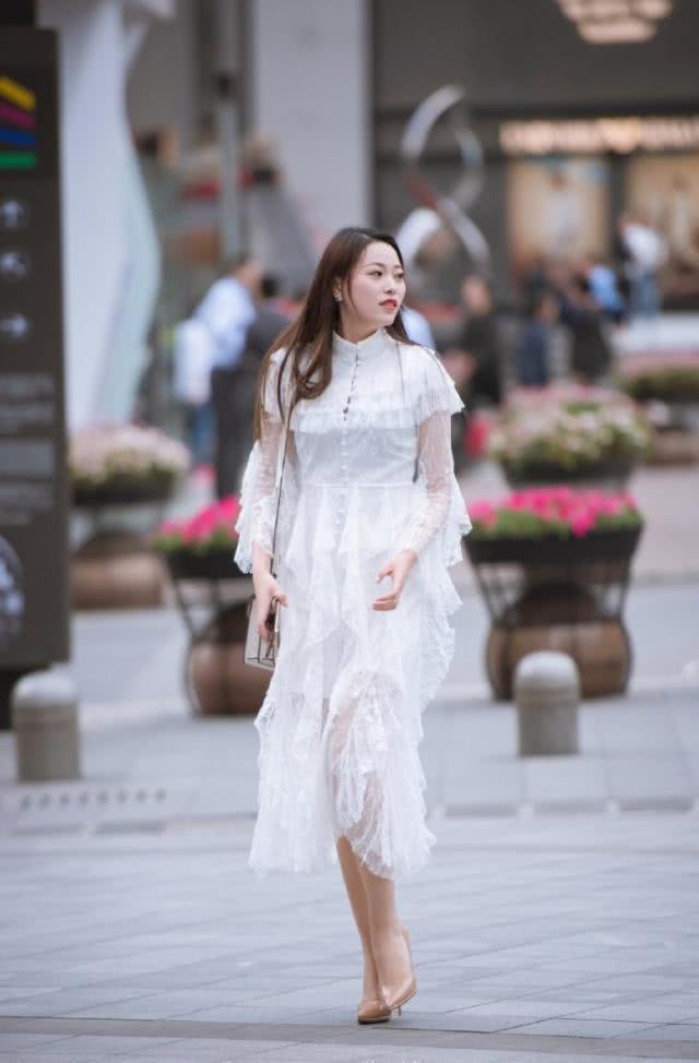 美女|街拍:美女身穿黄色的连衣裙清爽大方,简洁大方又不失美感与优雅