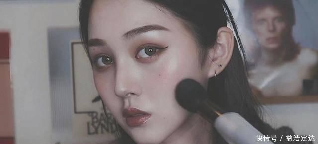 “中国风妆容”爆红油管，可点开怎么都是网红妆