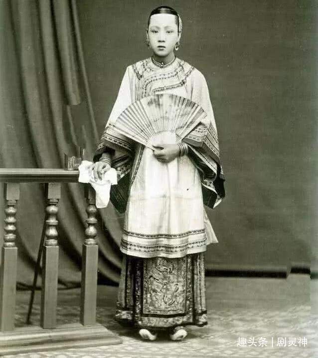 县令|清代奇案：美女私通半载，守节身死，县令巧断案，判书生永不再娶