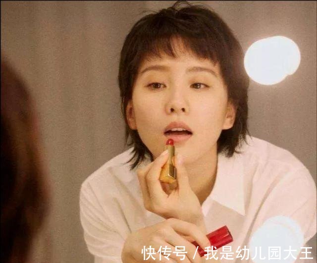 色号 化妆师建议涂口红不要用“嘴抿”,教你正确方法,不沾杯不掉色!