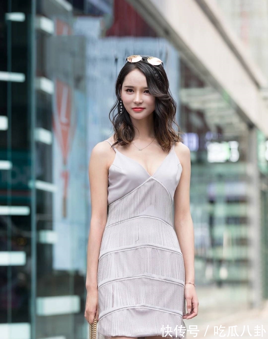 穿搭 还在搭百褶裙?不够潮流,试试这件“纸屑裙”,拿它炸街潮爆了