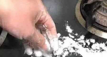 家里“灶台”脏了别用水擦，教你2个小方法，灶台立马干净如新