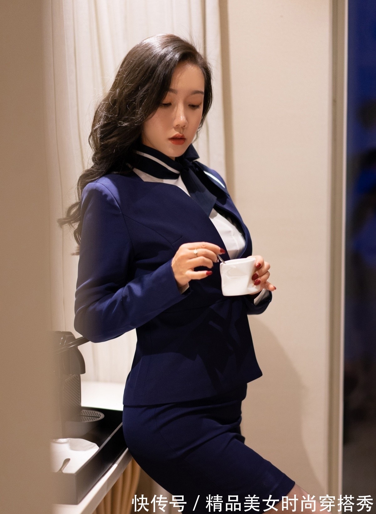 干净利落 藏蓝色西装套装,内搭白色的衬衫,干净利落却又兼备优雅