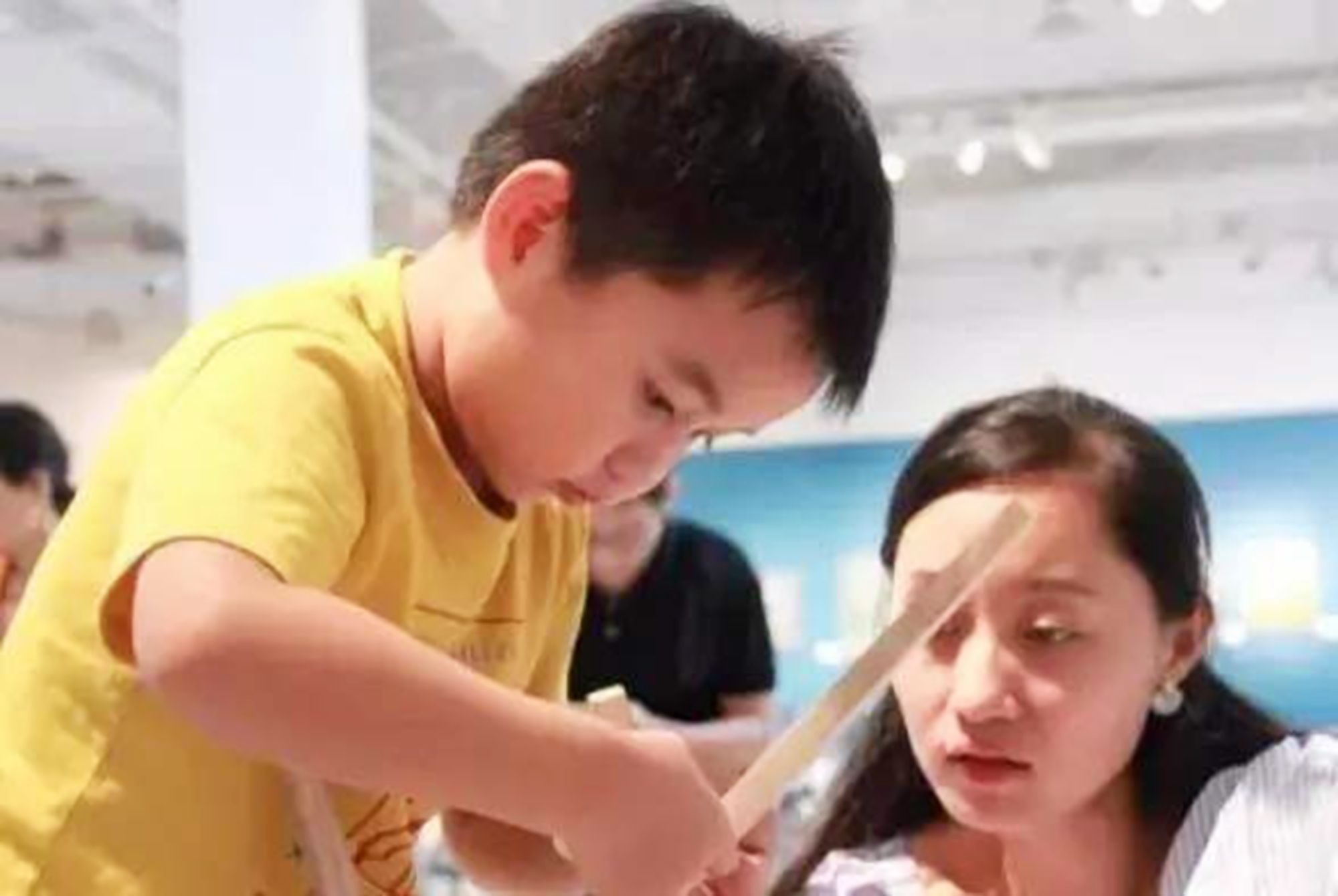 父母|养娃十年不如陪孩子睡一年,身为妈妈,别在孩子心中排序垫了底