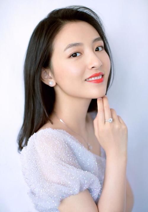 明星年夜饭吃啥？贾乃亮吃24道菜，张柏芝吃外卖，她吃剩饭剩菜