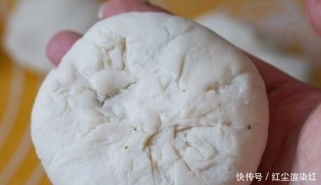 做馅饼和面,用上这1招,皮薄香软还不易露馅,放凉照样柔软不硬