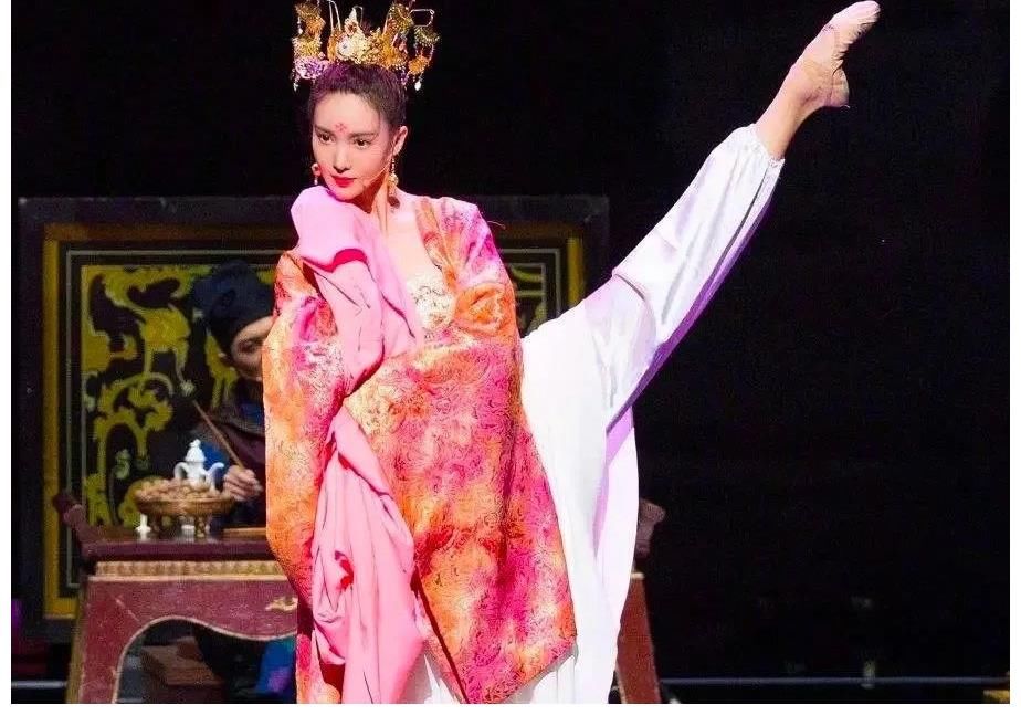 时隔12年，男神收割机金晨再跳《花儿》，那份青涩、懵懂依旧还在