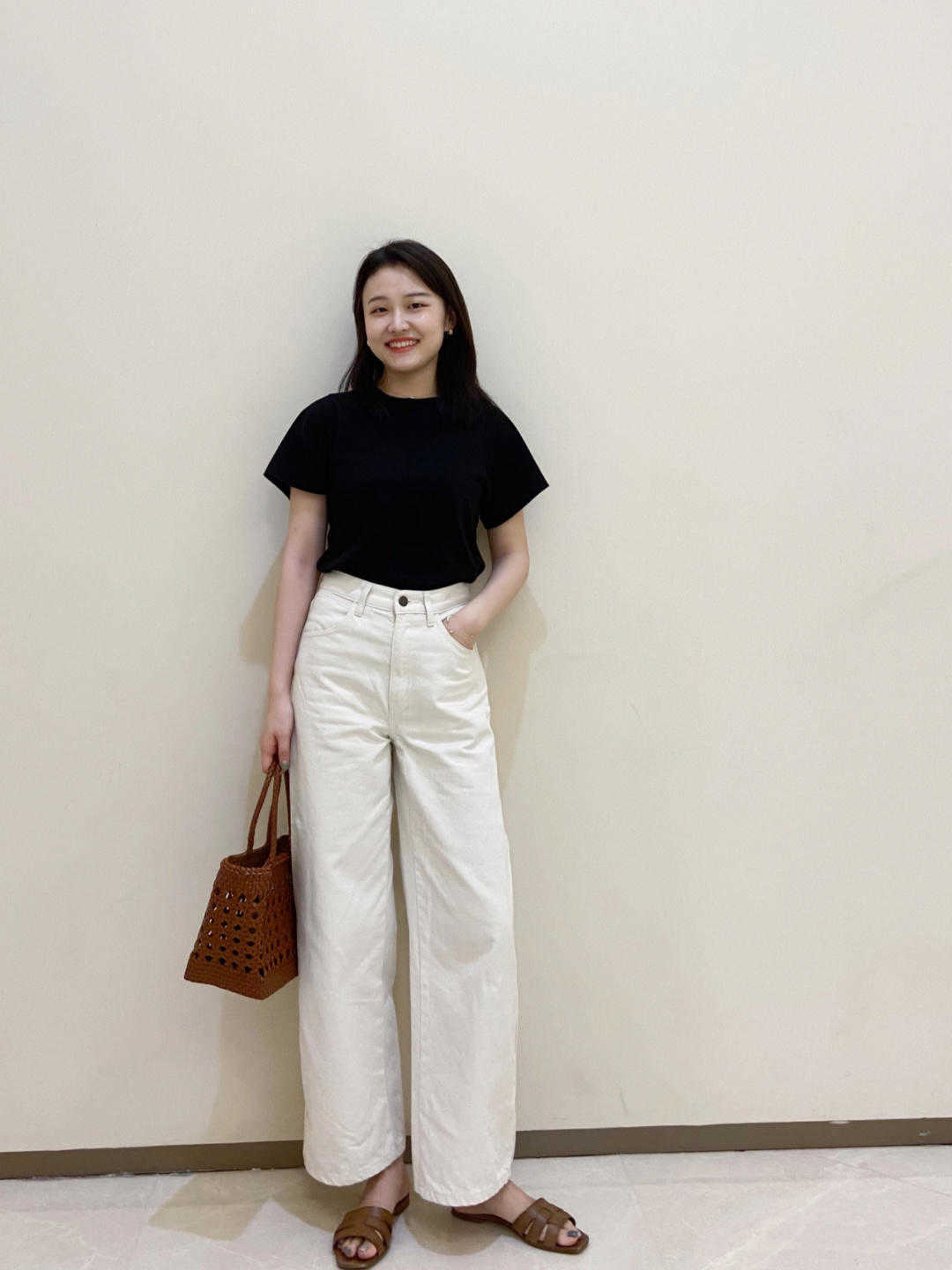 洋气|入秋，小个子适合走气质路线，黑色T恤配白色高腰直筒裤，超洋气