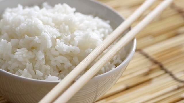 米饭|蒸米饭是用冷水还是热水?吃了这么多年才知道,难怪米饭不香不软