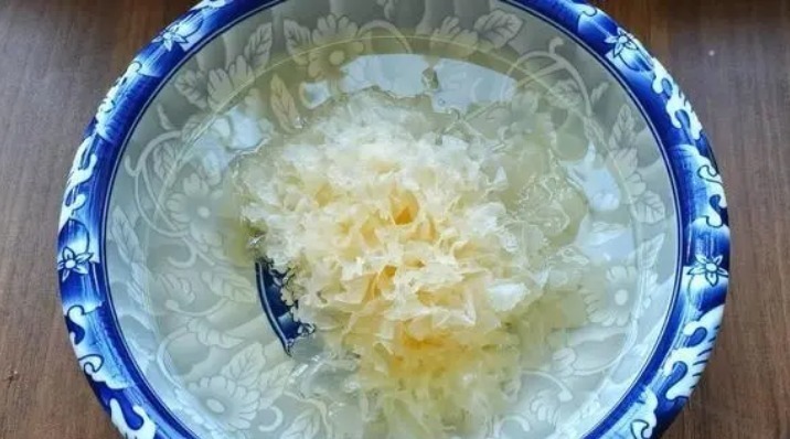 为啥银耳怎么煮都不出胶?有2点很关键,教你做法,出胶快又多