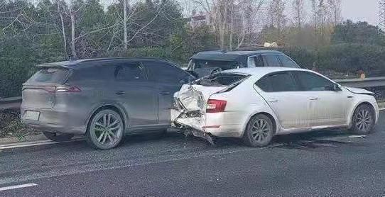 公路坦克 撞上 世界最安全品牌 比亚迪唐高速追尾沃尔沃 乐惠车 公路坦克 撞上 世界最安全品牌 比亚迪唐高速追尾沃尔沃 乐惠车