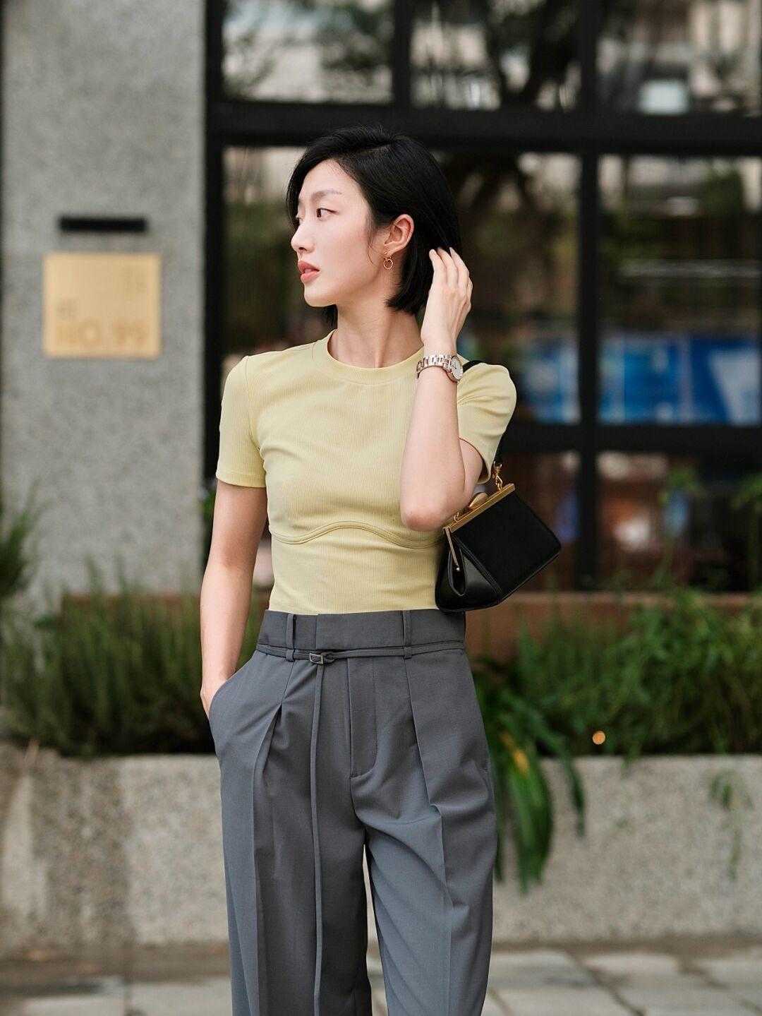 小个子|小个子女生就该这样穿,短袖T恤搭配高腰阔腿裤,显高还显瘦