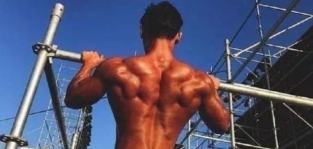 哑铃|以后训练背部肌肉,不能少了这4个动作,练背效果太强了