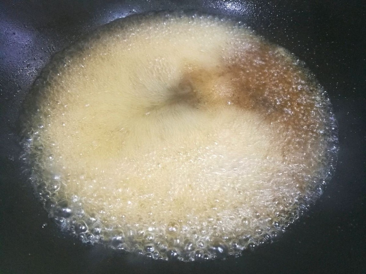 自制糖霜花生,酥脆又香甜,一颗接着一颗,好吃到停不下来