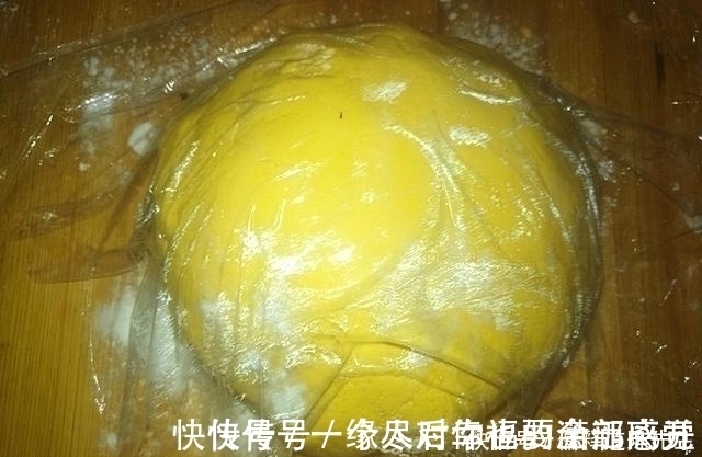 南瓜饼这么做，吃了一个还想吃一个，又香又糯