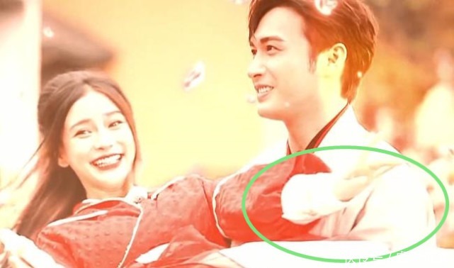 b张彬彬公主抱baby,手放得位置很讲究,跟抱景甜时不一样